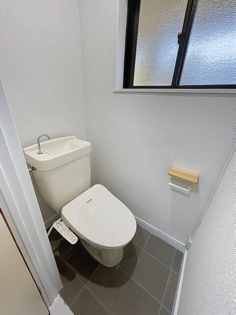 ＪＲ豊肥本線 竜田口駅 徒歩19分 3階建 築41年のトイレ写真