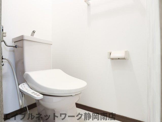 トイレ　落ち着いた色調のトイレです