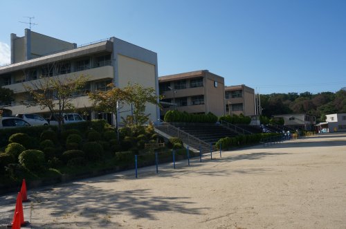 【生駒市俵口町のマンションの小学校】