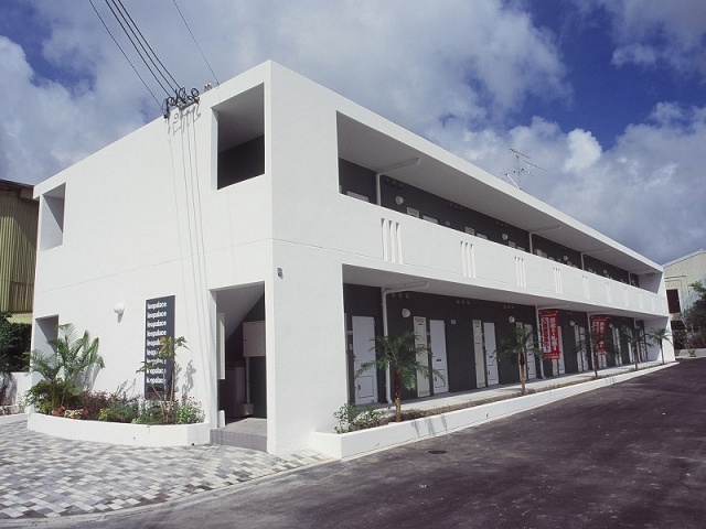 沖縄市大里のアパートの建物外観