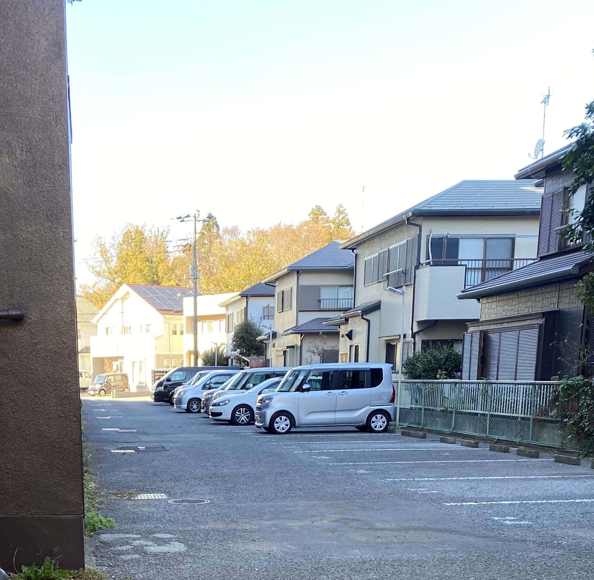 【辰巳台ハイムの駐車場】