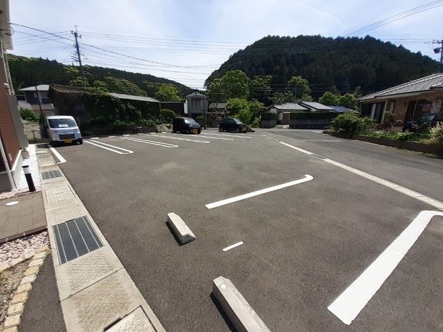 【ウインコート　コウダの駐車場】