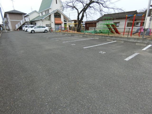 【角田市角田のアパートの駐車場】