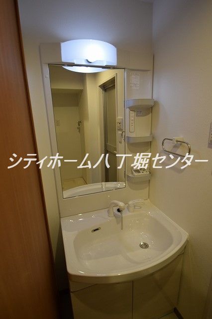 【ウイング宝町セカンドの洗面設備】