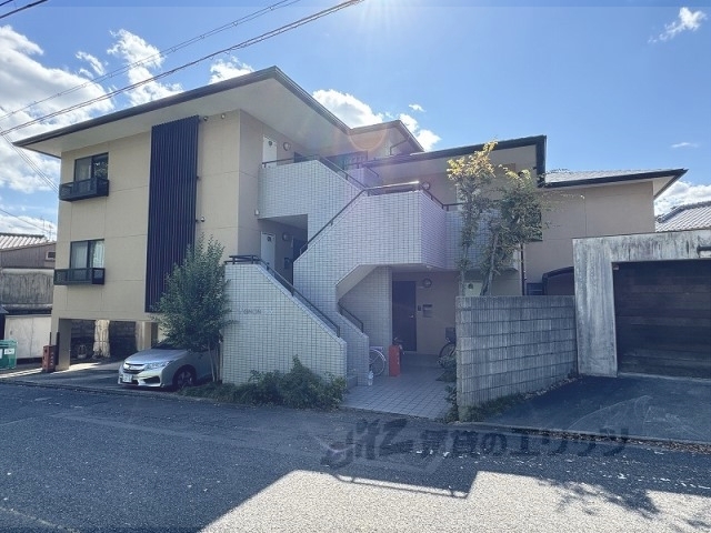 京都市北区小山北玄以町のマンションの建物外観