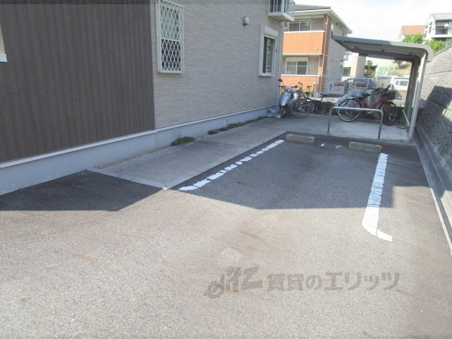 【甲賀市甲南町寺庄のアパートの駐車場】