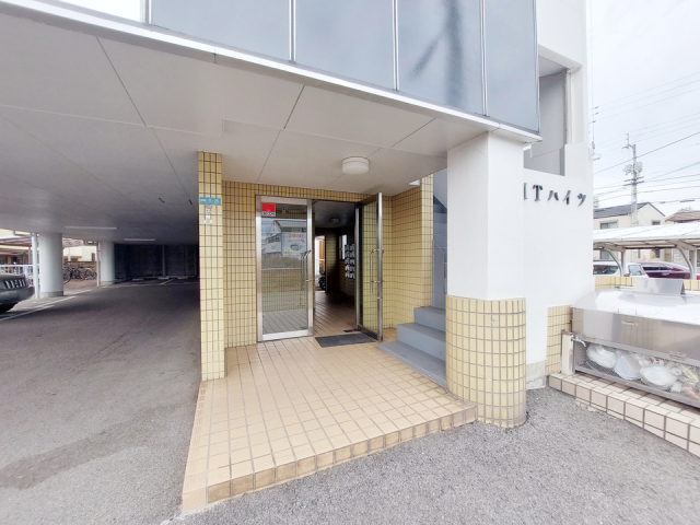 【松山市神田町のマンションのエントランス】