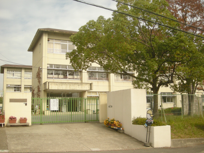 【奈良市朱雀のアパートの小学校】