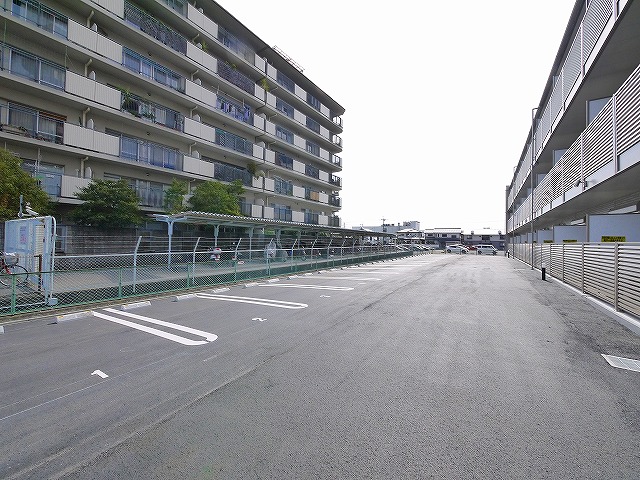 【大和郡山市九条町のマンションの駐車場】