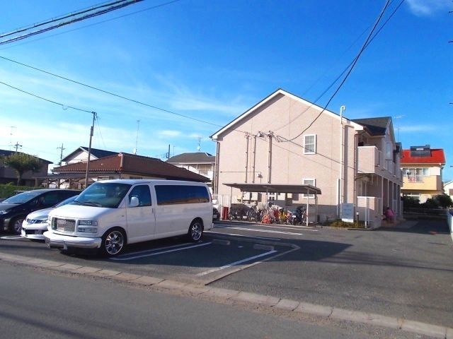 【上尾市大字地頭方のアパートの駐車場】