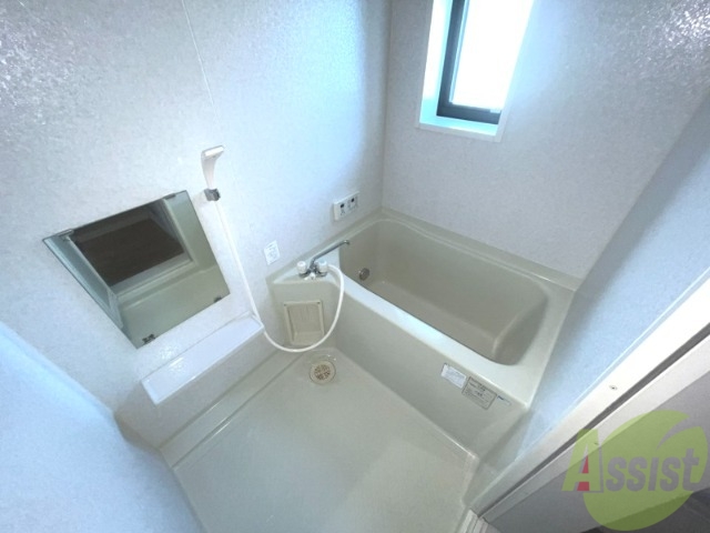 バス・シャワールーム　浴槽付きのお風呂です。ここで一日の疲れを癒しましょう。