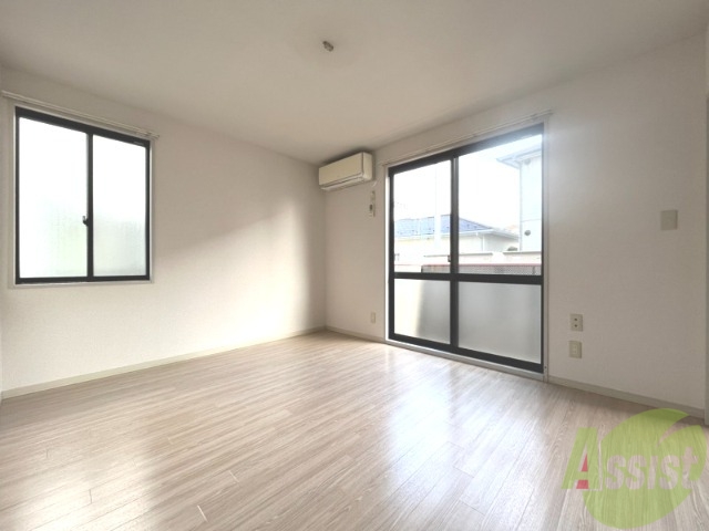 居室・リビング　南向きの大きめの窓から日差しがたっぷり入る明るいお部屋です。