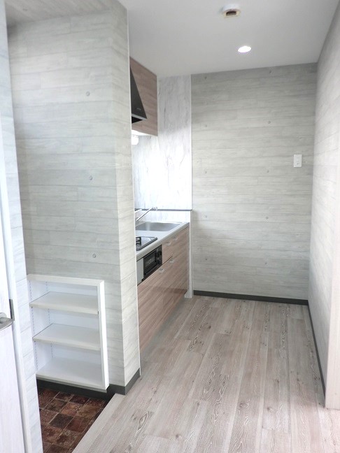 その他部屋・スペース　浴室方面からみたキッチンスペース