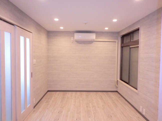 居室・リビング　雨戸を閉めて照明をつけた時の洋室９帖