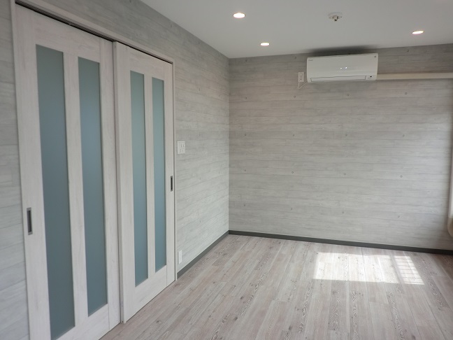 居室・リビング　キッチンとの境にはキッチンが暗くならないように光が入る仕切り