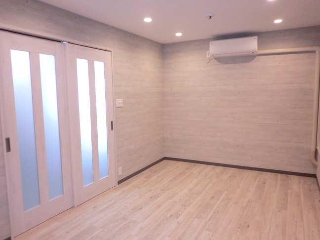 居室・リビング　雨戸を閉めて照明をつけた時の洋室９帖