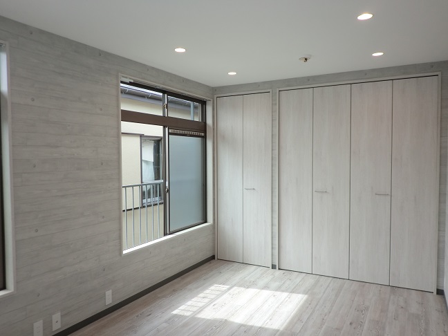 居室・リビング　天井高まである収納１間半　収納力あり