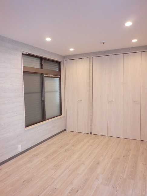 居室・リビング　雨戸を閉めて照明をつけた時の洋室９帖