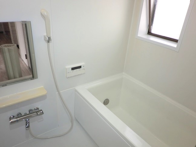 バス・シャワールーム　窓のある浴室　給湯　追炊き機能あり