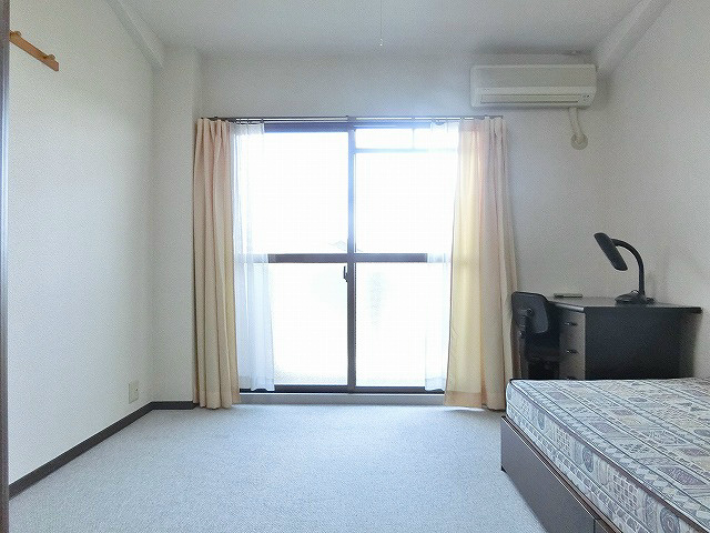 居室・リビング　日当りの良い洋室です。