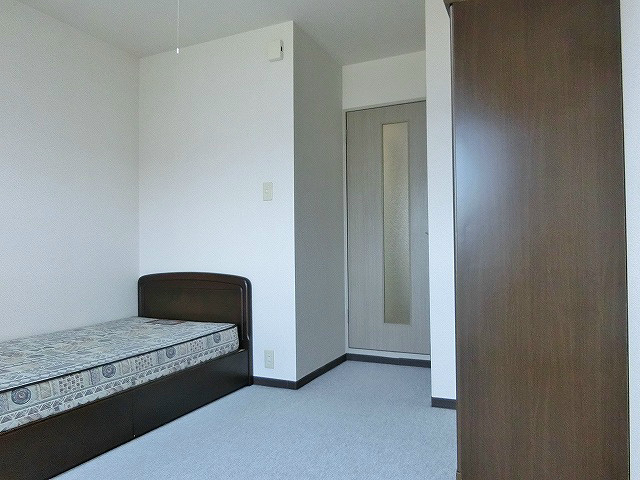 その他部屋・スペース　カーペット敷きの落ち着いた洋室