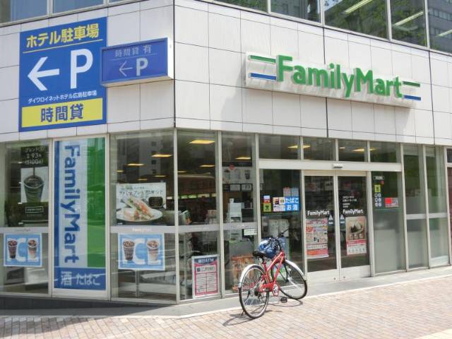 コンビニ　ファミリーマート広島ロイネット店（コンビニ）まで118m
