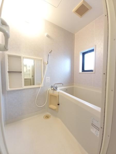 バス・シャワールーム　清潔感のあるお風呂。鏡付きです！