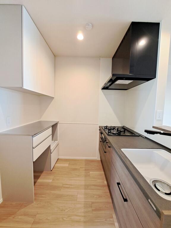 キッチン　●収納豊富なキッチンまわり！