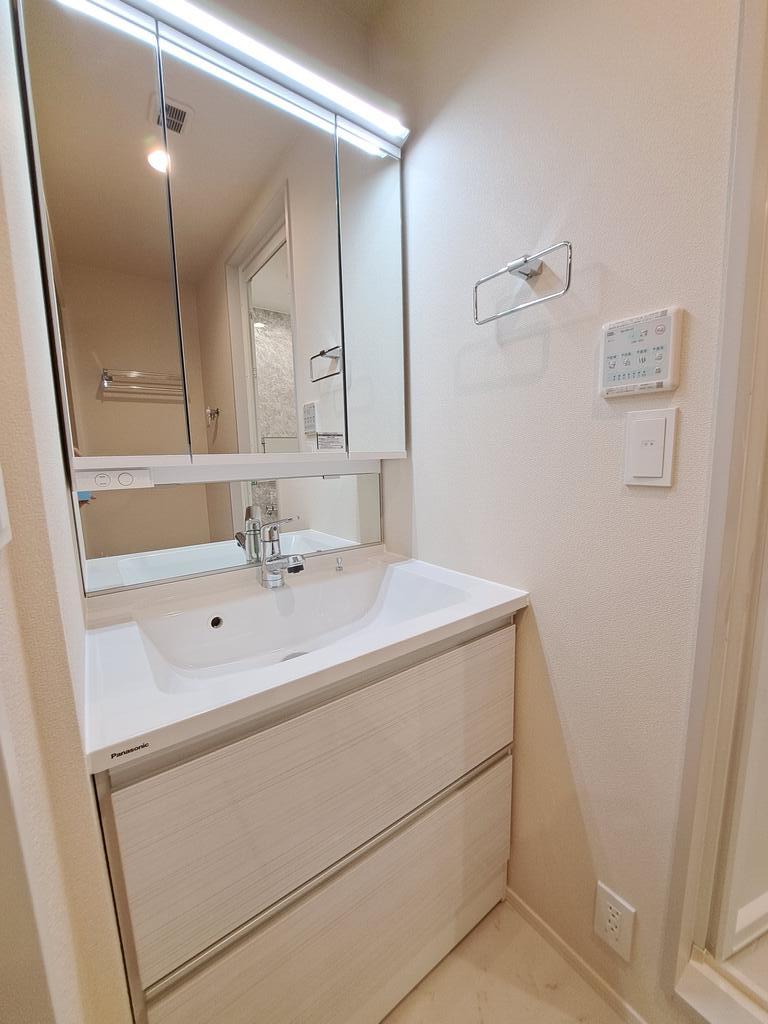 洗面設備　●人気の三面鏡洗面台です！身支度はこちらで！