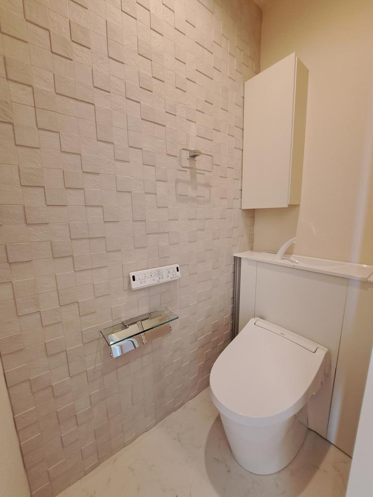 トイレ　●タンクレスのおしゃれなトイレスペース！