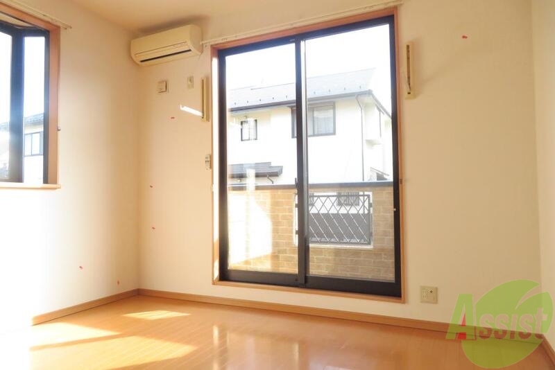 居室・リビング　大きな窓から入る日差しが暖かいお部屋です。