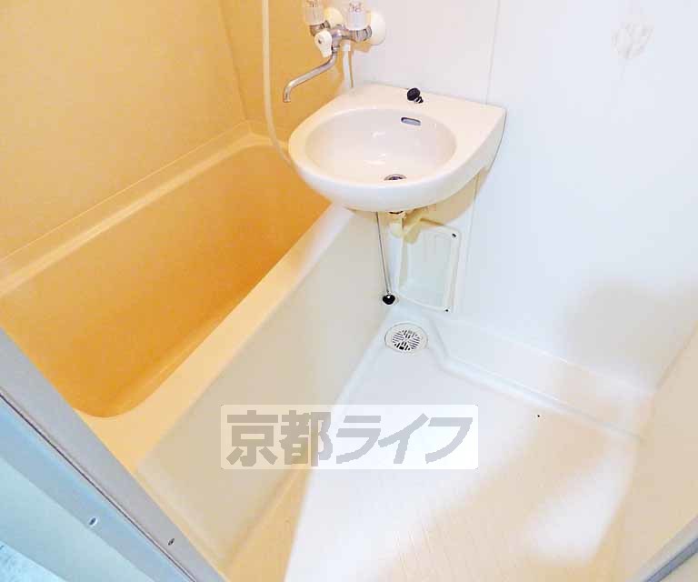 バス・シャワールーム　清潔感のあるお風呂です。