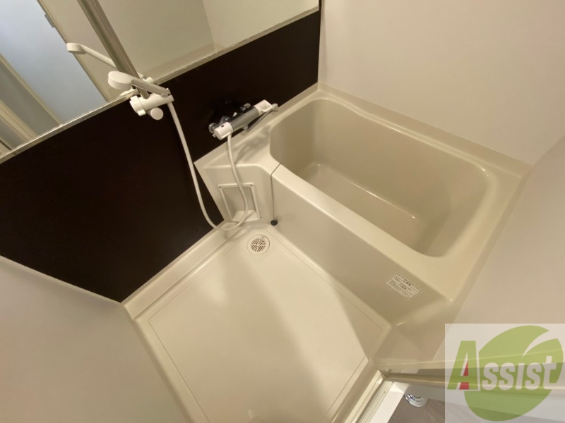 バス・シャワールーム　バスルームはこちらです。広々としてゆったり休めます。