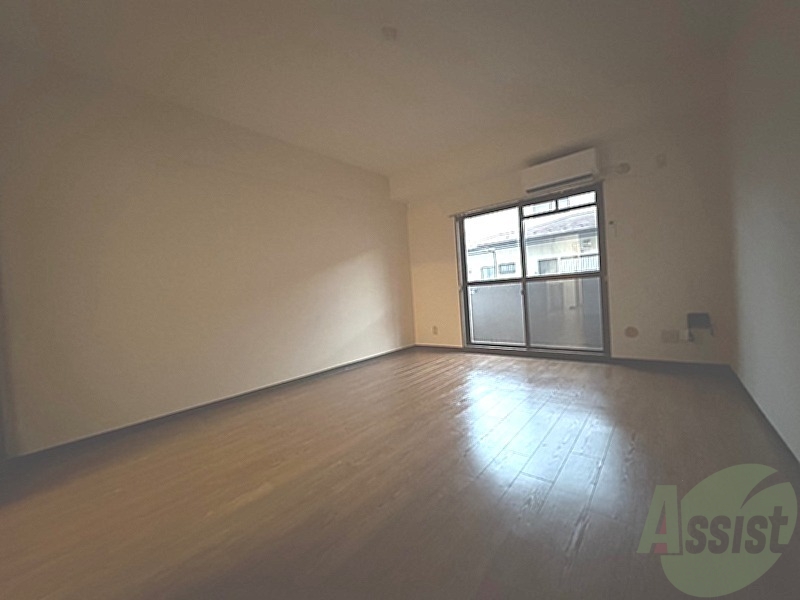 その他部屋・スペース　お部屋自体がかなり広いのでベッドを置いても狭くなりません。