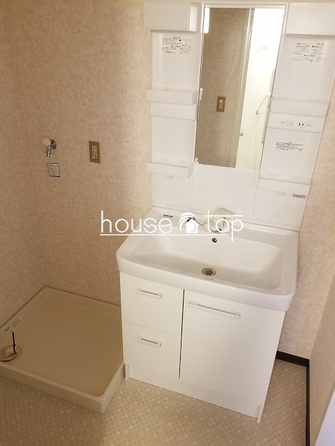 洗面設備　シャワー付洗面台！室内洗濯機置場