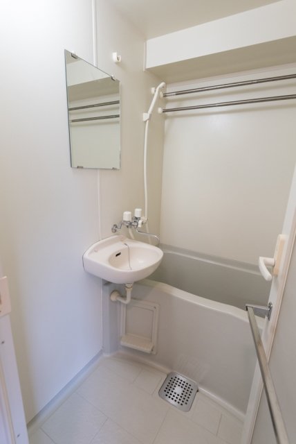 バス・シャワールーム　落ち着いた空間のお風呂です