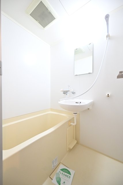 バス・シャワールーム　コンパクトで使いやすいお風呂です