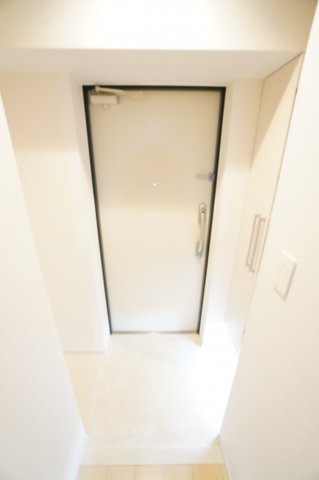 玄関　※同物件・同タイプの写真です。