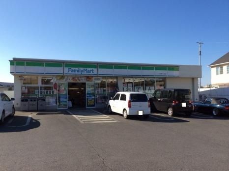 コンビニ　ファミリーマート（コンビニ）まで750m