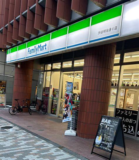 コンビニ　ファミリーマート渋谷明治通り店（コンビニ）まで93m