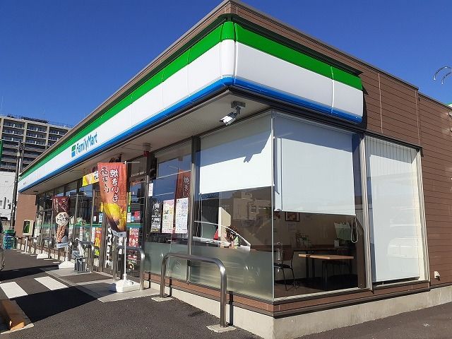 コンビニ　ファミリーマート桜二丁目店（コンビニ）まで180m