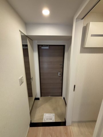 玄関　同物件別部屋写真