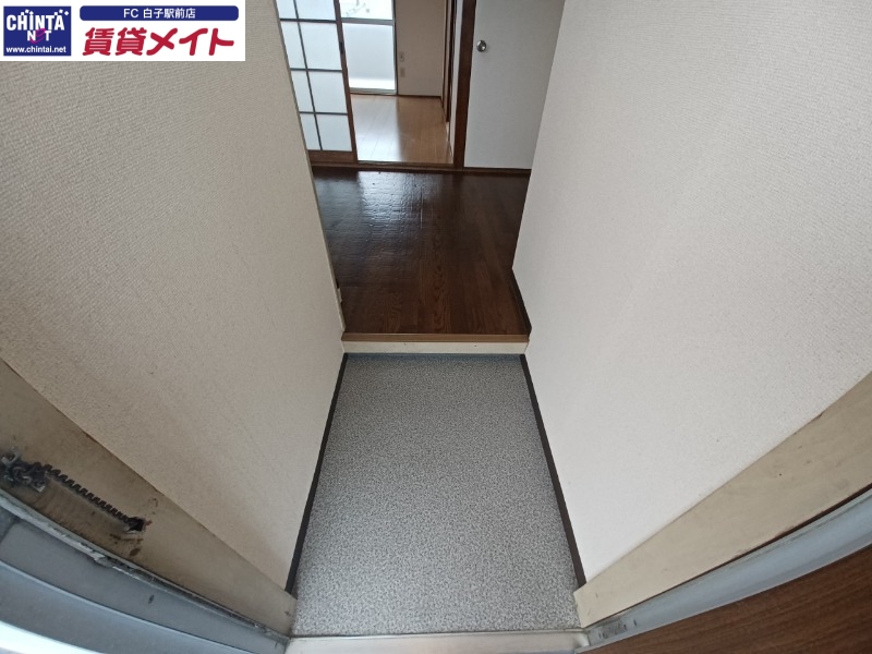 玄関　同物件別部屋の写真