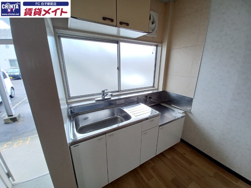 キッチン　同物件別部屋の写真