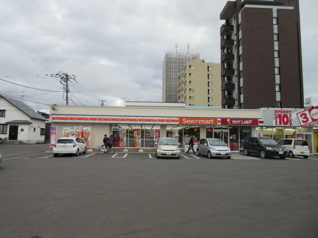 コンビニ　セイコーマート二十四軒3条店（コンビニ）まで111m