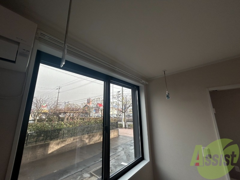 バルコニー　室内物干しで悪天候の日も部屋干しができます。