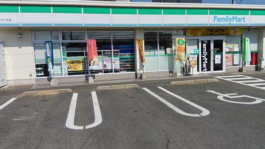 コンビニ　ファミリーマート オークタウン北店（コンビニ）まで770m
