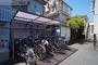 ロビー　敷地内駐車場と屋根付サイクルポートがございます！