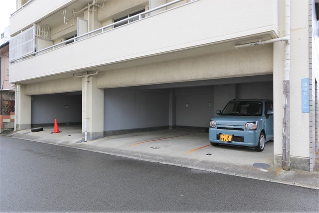 【松山市湯渡町のマンションの駐車場】