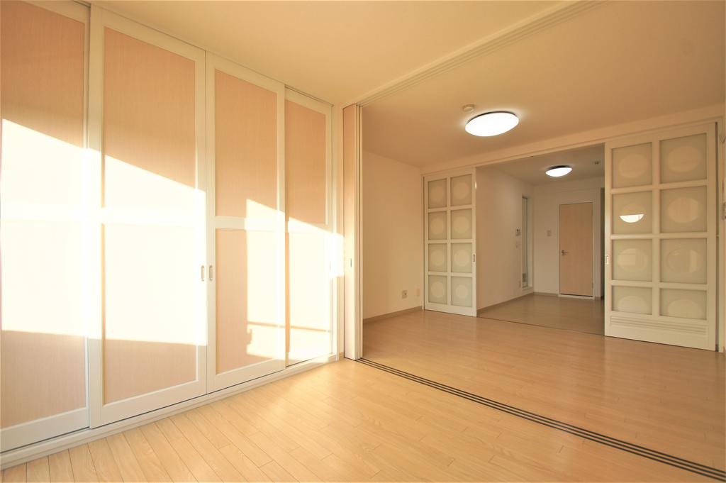居室・リビング　フローリングがきれいで明るいお部屋です。風通しも良し！